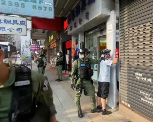 警方昨午在油麻地以危險駕駛拘捕一名新巴司機。警方社交網站截圖