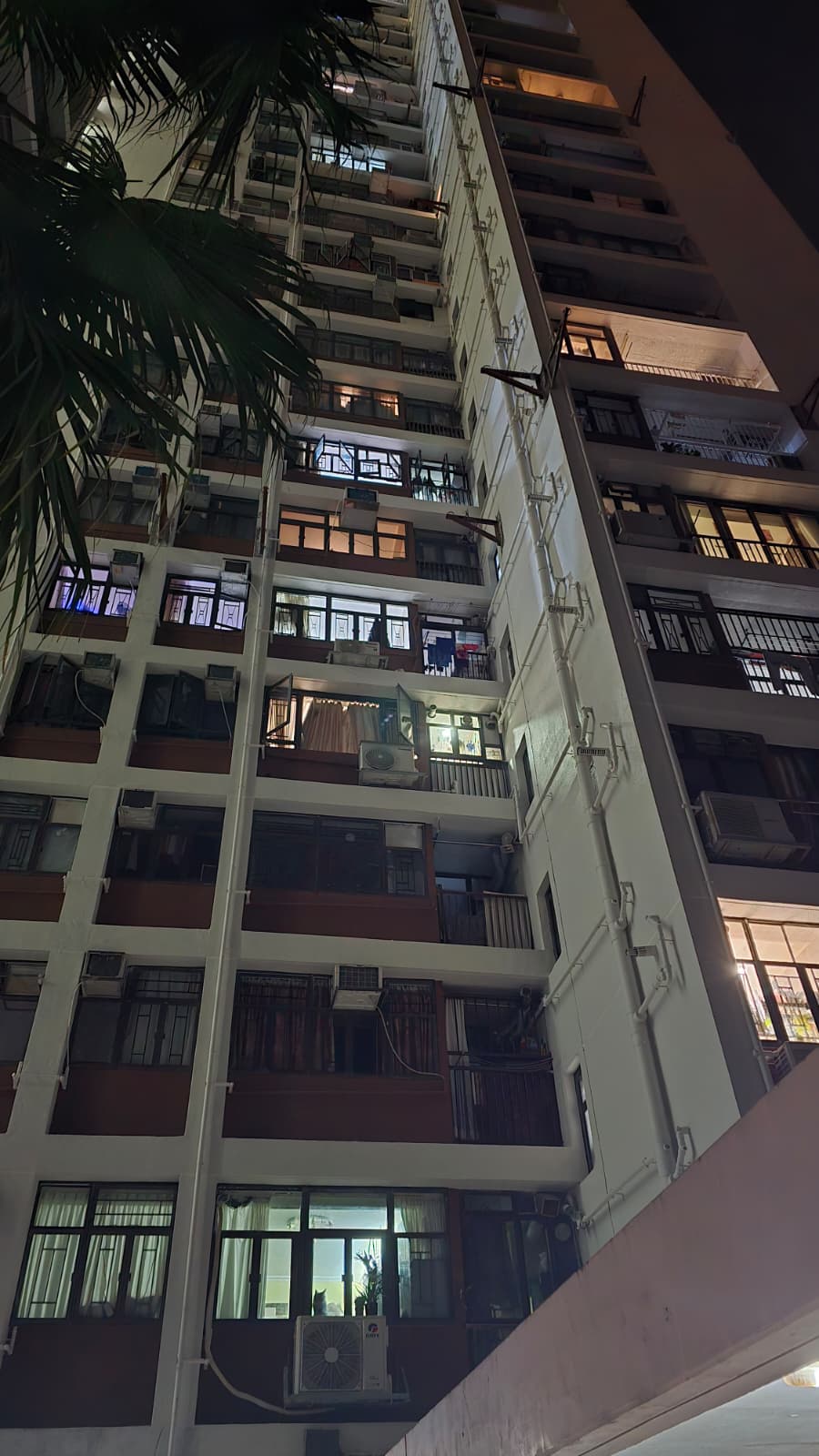 記者現場所見，大約在晚上11時45分，大廈全幢恢復供電。黎志偉攝