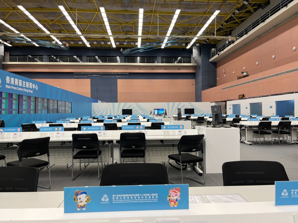 主新聞中心的二樓,平時是籃球及羽毛球場,現在變身成記者工作區,超過150個座位,亦有超過20個掛牆電視,直播粵港澳三地的比賽。徐嘉華攝 主新聞中心的二樓,平時是籃球及羽毛球場,現在變身成記者工作區,超過150個座位,亦有超過20個掛牆電視,直播粵港澳三地的比賽。徐嘉華攝