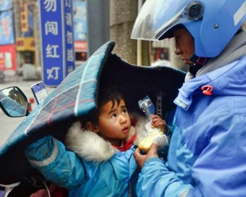 李幫勇每天與僅3歲的女兒一起送外賣。網圖