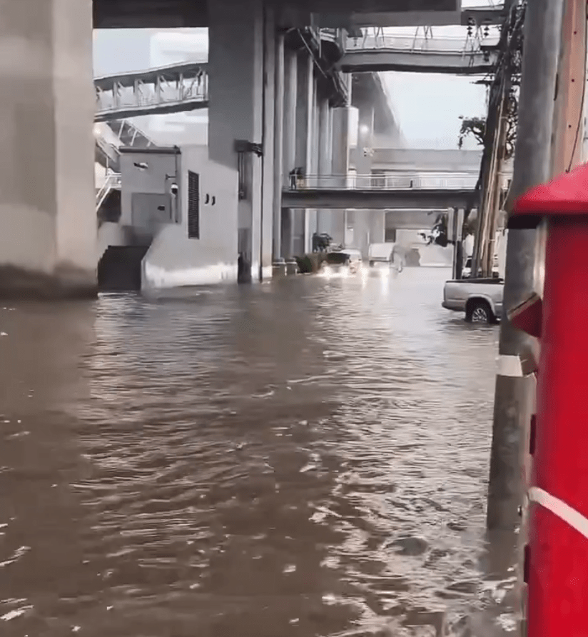 遊泰注意，泰國近日多地豪雨釀水浸，部分道路積水逾1米高。X