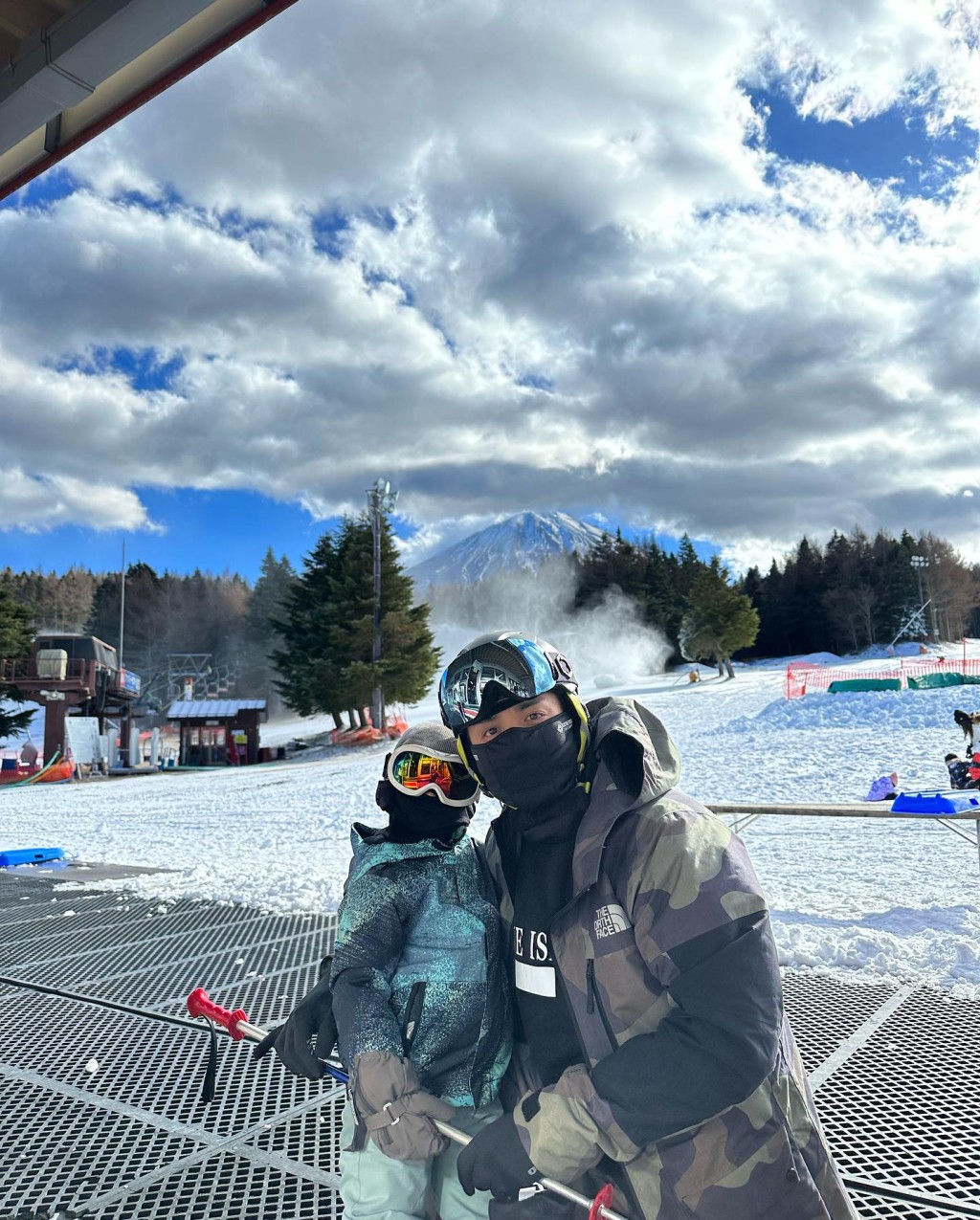 齊齊滑雪。
