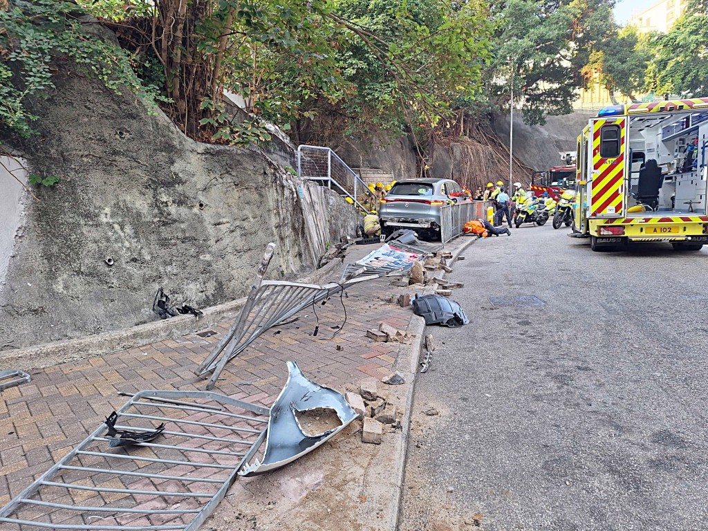 私家車失控剷上行人路。網圖 私家車失控剷上行人路。網圖