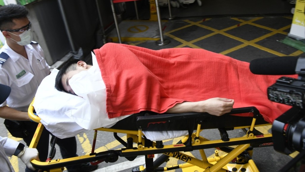 酒店男住客被發現昏迷房間內,送院救治。楊偉亨攝