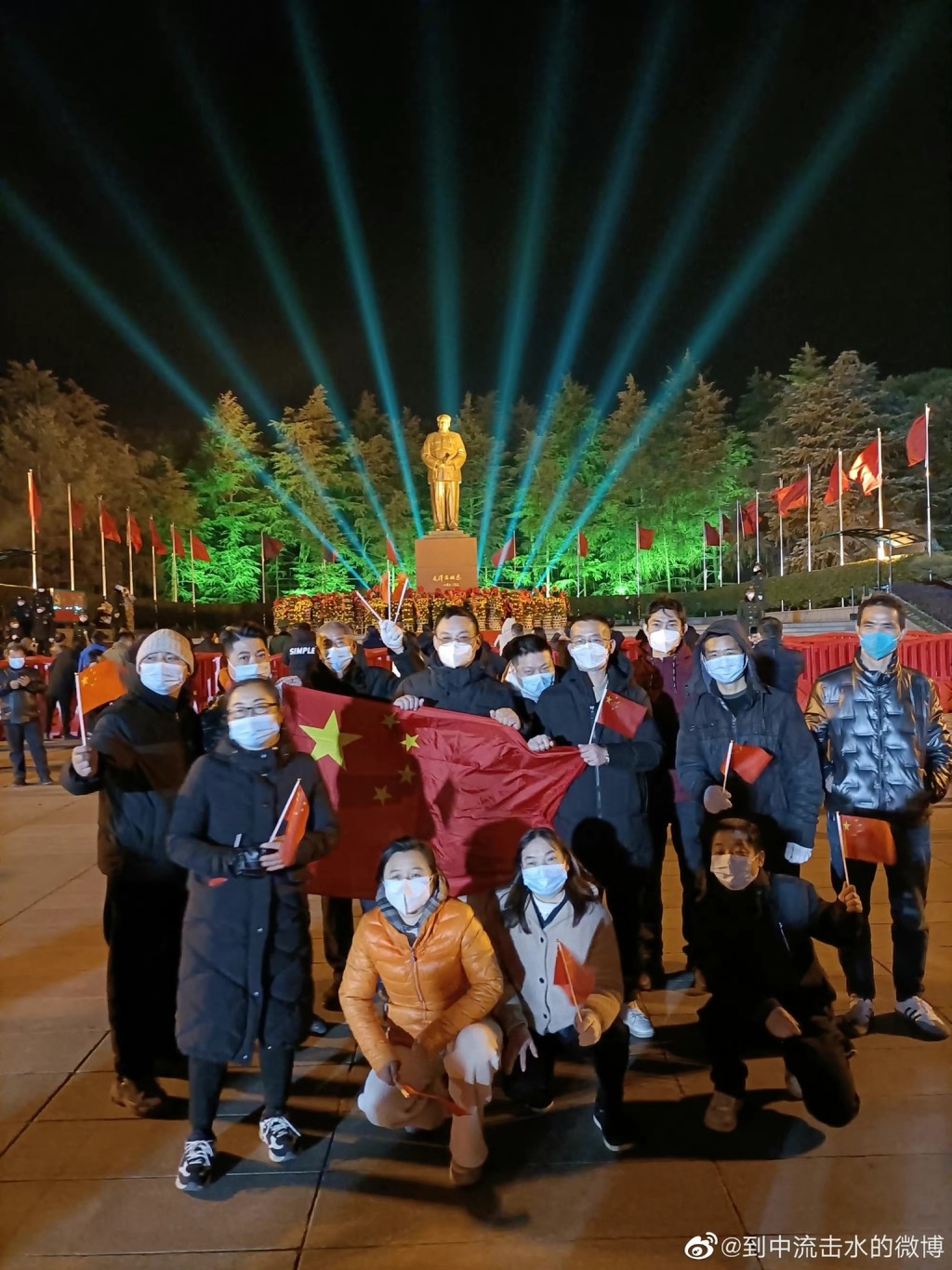 逾万「毛粉」在韶山毛泽东铜像广场上，集体倒数迎毛诞。