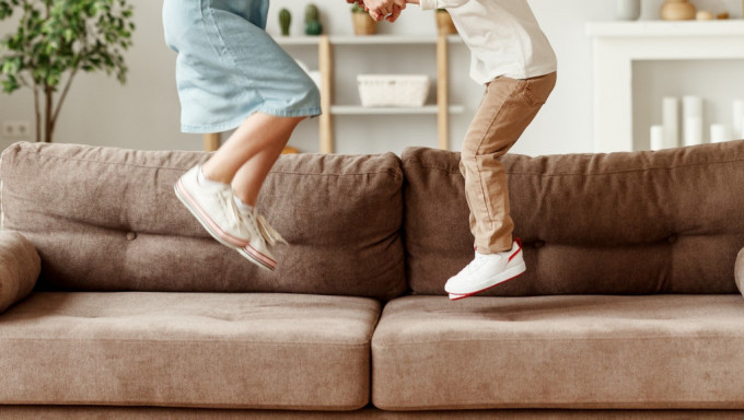 港媽指，該名男童不但穿着鞋子站在梳化上，更在梳化上走來走去。（示意圖，iStock圖片）