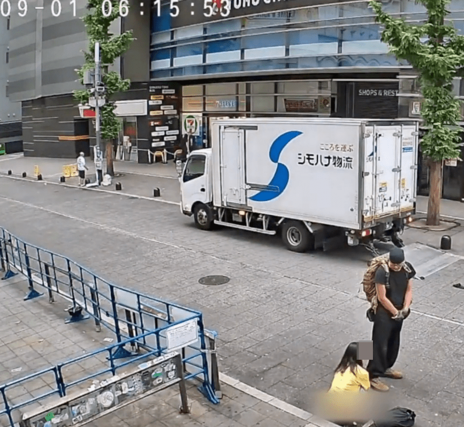一名男途人疑不满其行为，驻足观察。
