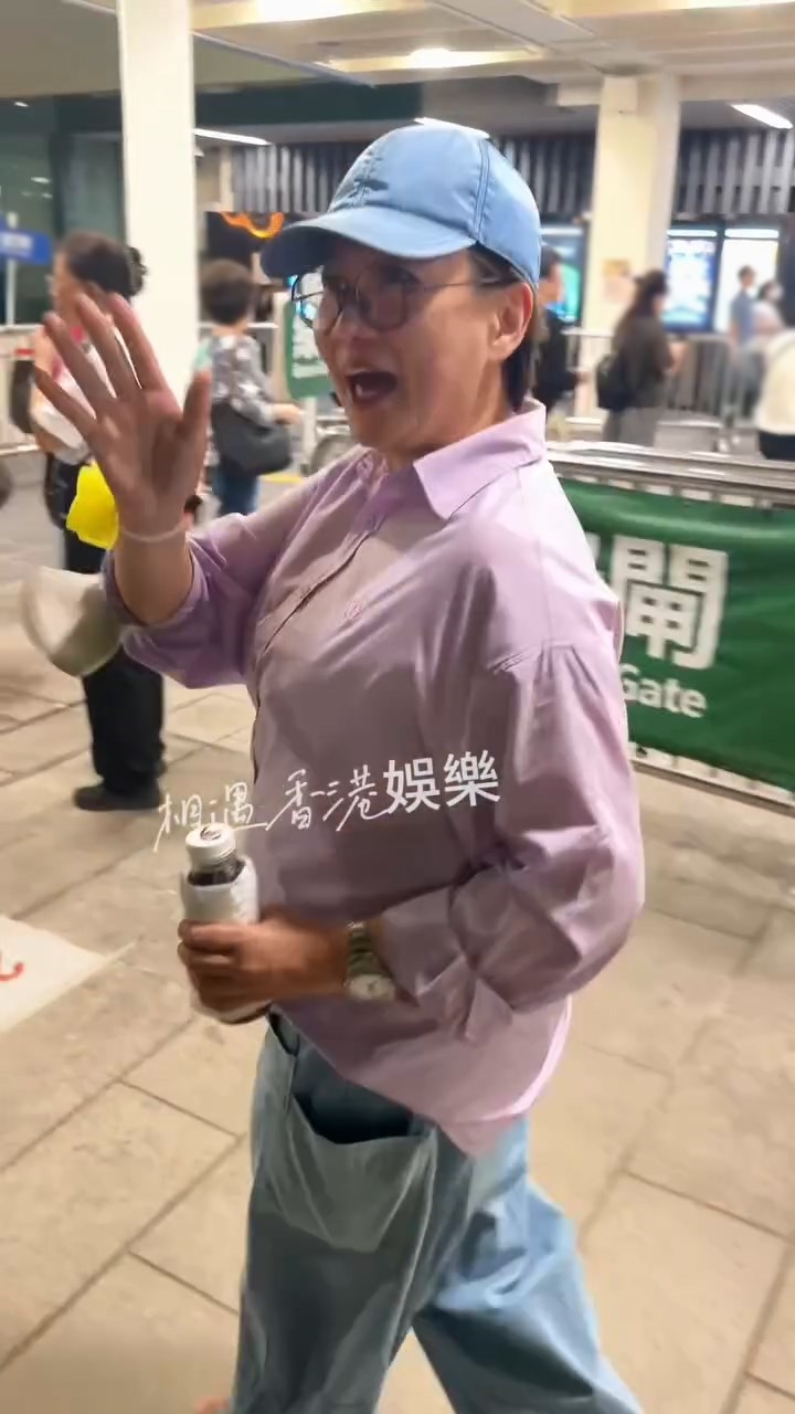 商天娥離場時向網民揮手道別。