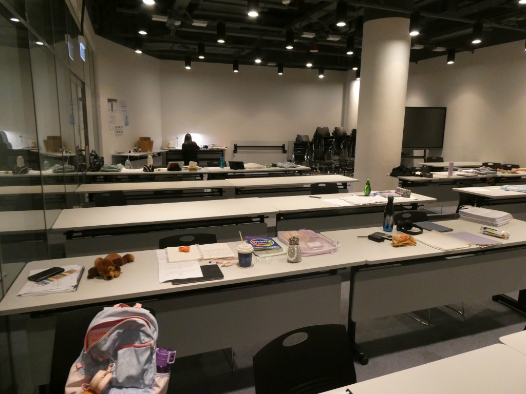 機構為考生提供24小時開放的自修室，方便他們隨時溫習。