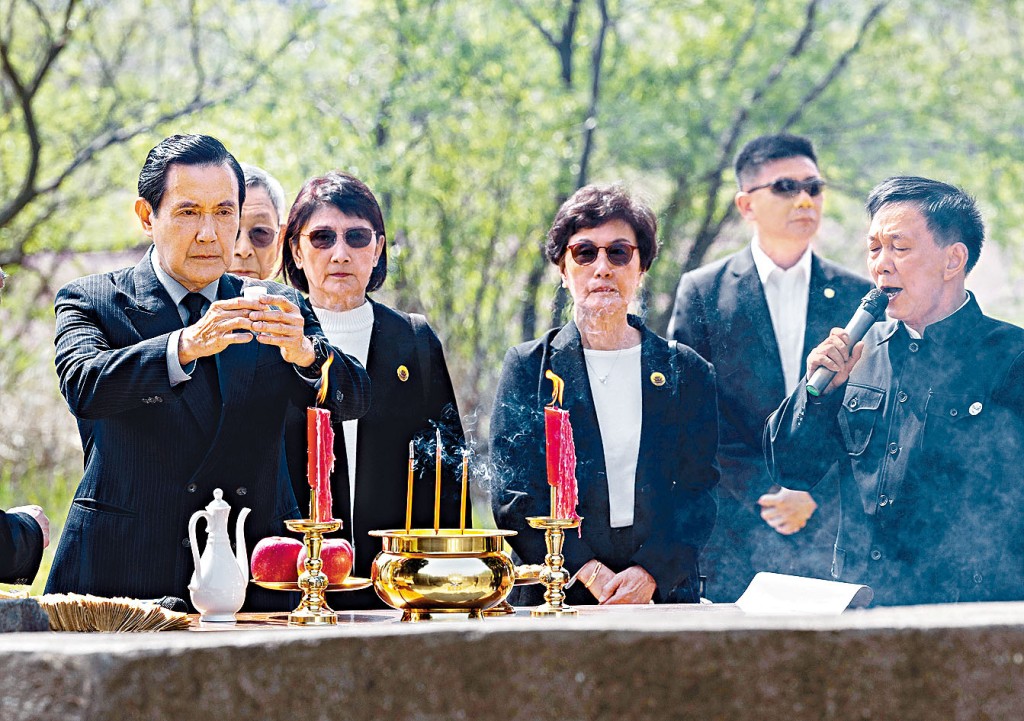 馬英九（左一）攜家人在湖南祭祖。
