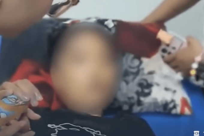 網路上流傳一段令人心碎的影片,顯示奄奄一息的尼札姆躺在病床上,當旁人詢問是誰造成如此可怕的傷勢時,他用盡最後氣力舉起顫抖的手指向繼母,虛弱地說出「媽咪」二字。Youtube@Harian Surya(下同) 網路上流傳一段令人心碎的影片,顯示奄奄一息的尼札姆躺在病床上,當旁人詢問是誰造成如此可怕的傷勢時,他用盡最後氣力舉起顫抖的手指向繼母,虛弱地說出「媽咪」二字。Youtube@Harian Surya(下同)