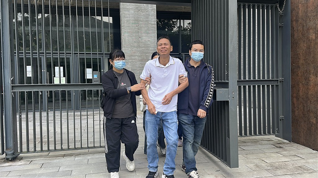 死者丈夫認屍後傷心離去。劉漢權攝 死者丈夫認屍後傷心離去。劉漢權攝