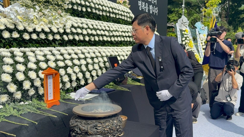 為救中國老翁殉職南韓海警告別式,800人送行。 中新社 為救中國老翁殉職南韓海警告別式,800人送行。 中新社