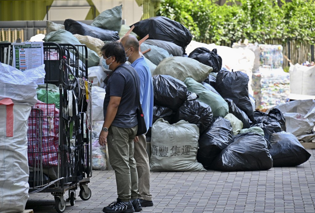市民带到绿在区区的物品当中，有部分因不能回收需弃置。资料图片