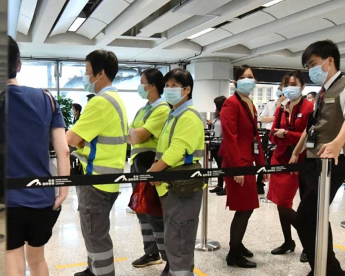 機管局要求所有特定群組機場員工必須接種第三劑疫苗。資料圖片