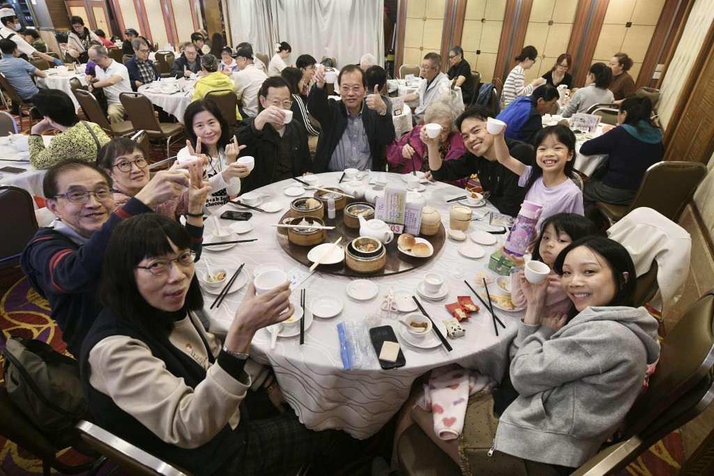 今日(21日)冬至,不少市民趁周日紅日假期與家人親友外出聚餐,共享團圓時刻。 今日(21日)冬至,不少市民趁周日紅日假期與家人親友外出聚餐,共享團圓時刻。