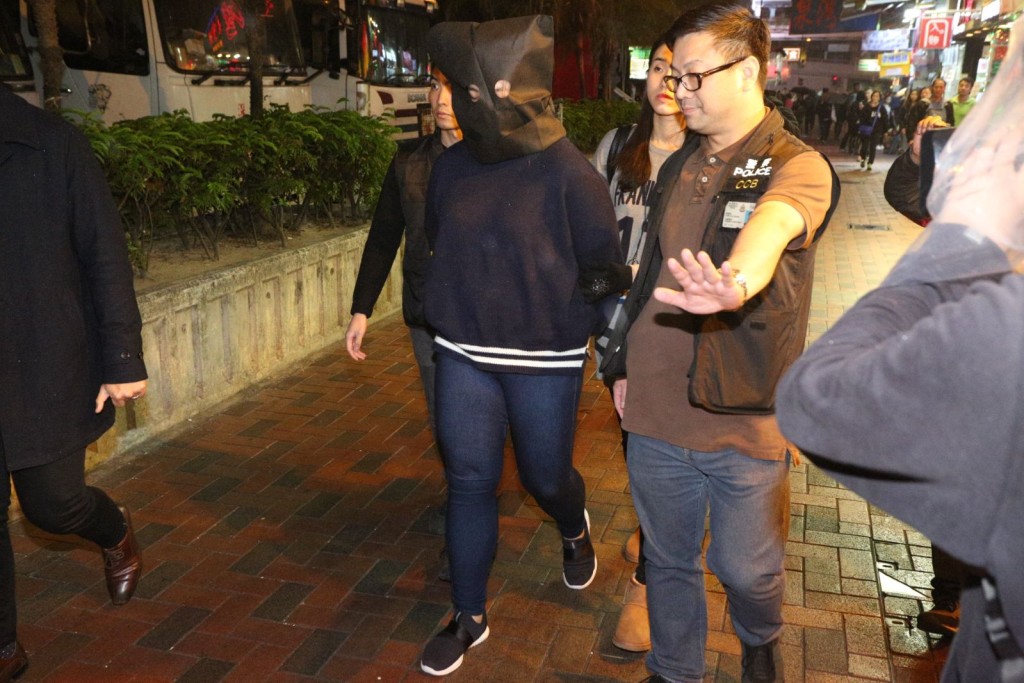 23歲女子銀行提款時被捕