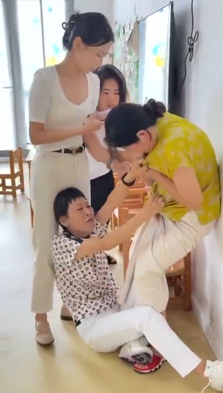山東發生「觀塘apm式外婆打人」2.0事件，中年婦如喪屍般咬人。