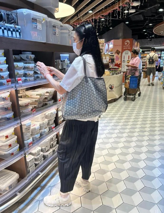 朱麗蒨日前疑被網民於超市內捕獲。 朱麗蒨日前疑被網民於超市內捕獲。