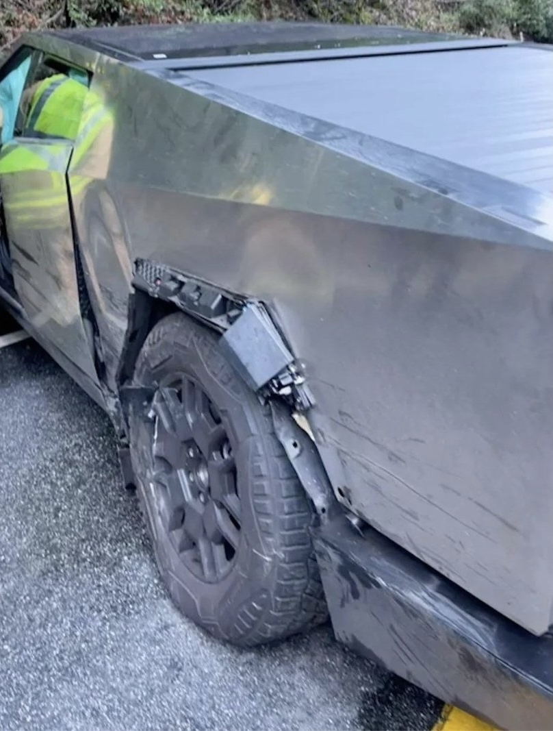 Tesla Cybertruck 对对头狂撼，车身仅轻微损毁留刮痕。