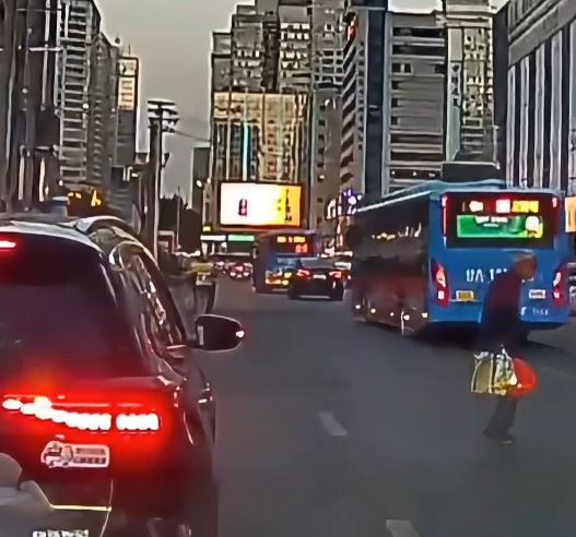 甘肅好心女司機下車扶老伯過馬路，卻被對方反手打飛了眼鏡。抖音＠中外觀察