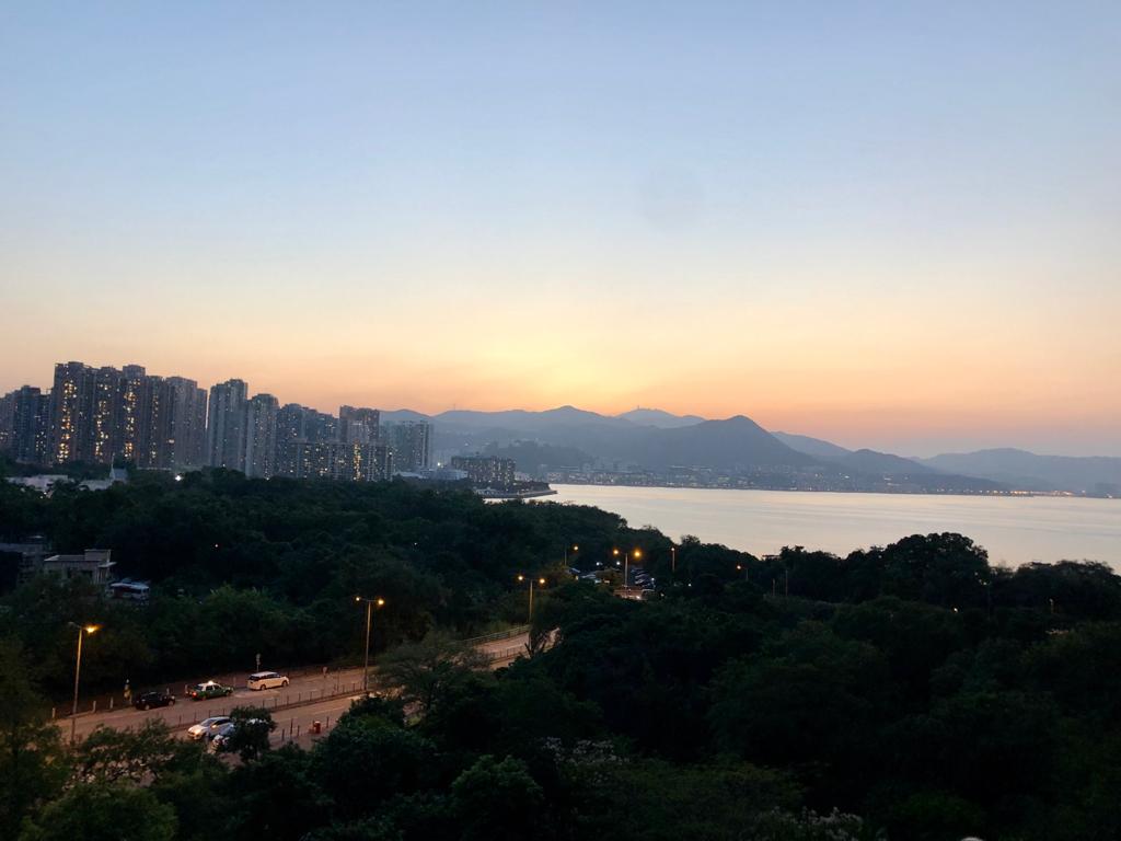 單位外望山海雙景，寫意無比。