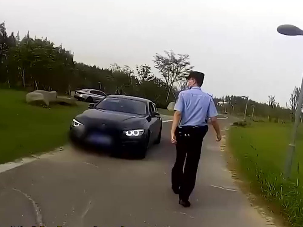 警方趕到現場查獲一輛寶馬,隨後又鎖定另外兩輛涉事車輛。網圖