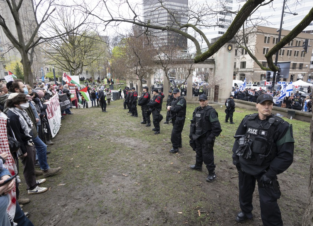 警員分隔兩派示威者。美聯社