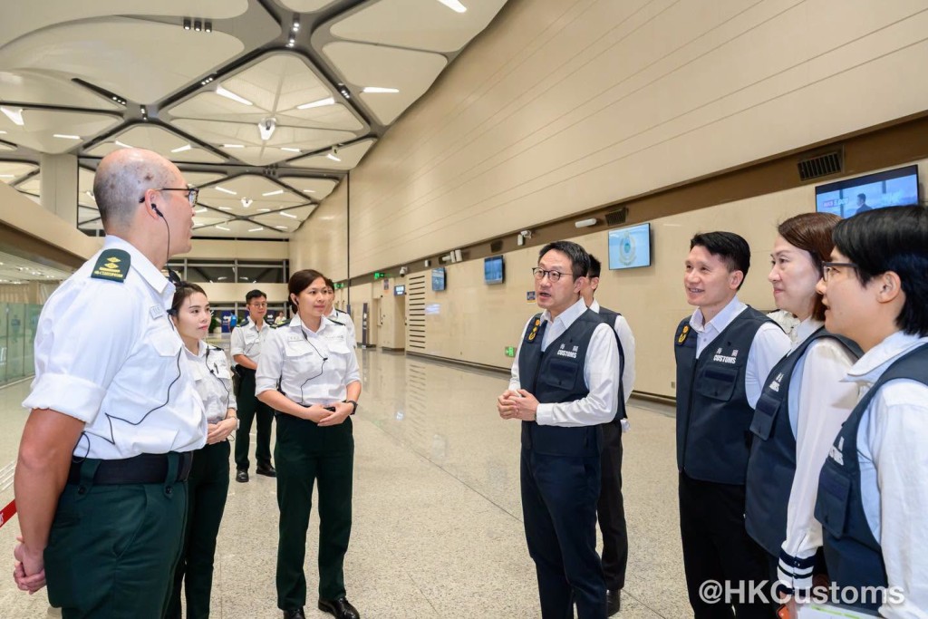 海關關長陳子達率領海關人員陪同政務司司長陳國基和保安局局長鄧炳強巡視首日口岸現場的通關情況，整體運作暢順。海關Facebook圖片