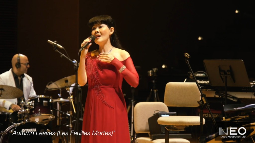 2016年10月，罗启豪母亲刘英（Anne Lew）曾举办《Moments with Anne》音乐会，当时罗启豪也有上台献唱歌曲《I Have Nothing》。