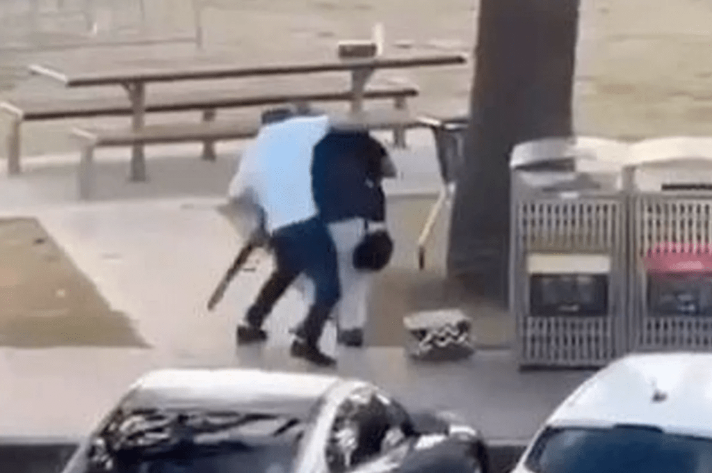 艾哈邁德奮不顧身上前奪槍，成功阻止槍手繼續施襲，自己卻身中多槍，最新消息指他恐面臨截肢風險。法新社