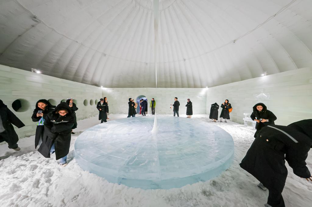 觀眾們圍繞着冰錐作品《水在水中》玩着雪，在深圳體驗冰天雪地。