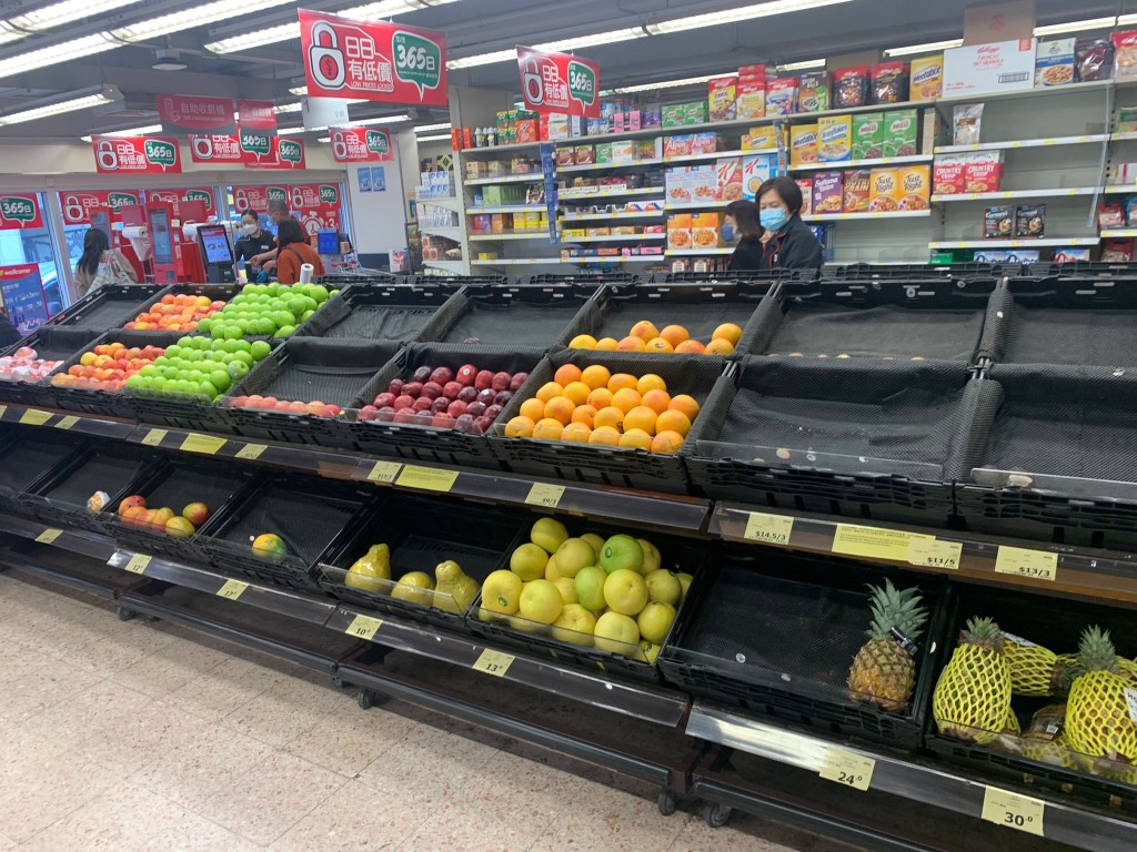 西环超市市民抢购生鲜食品及即食面。