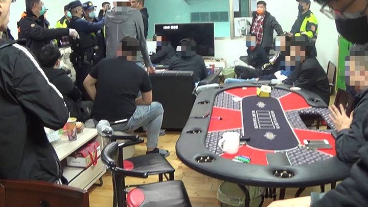 台南警方凌晨採取行動,搗破一個地下賭場。網上圖片