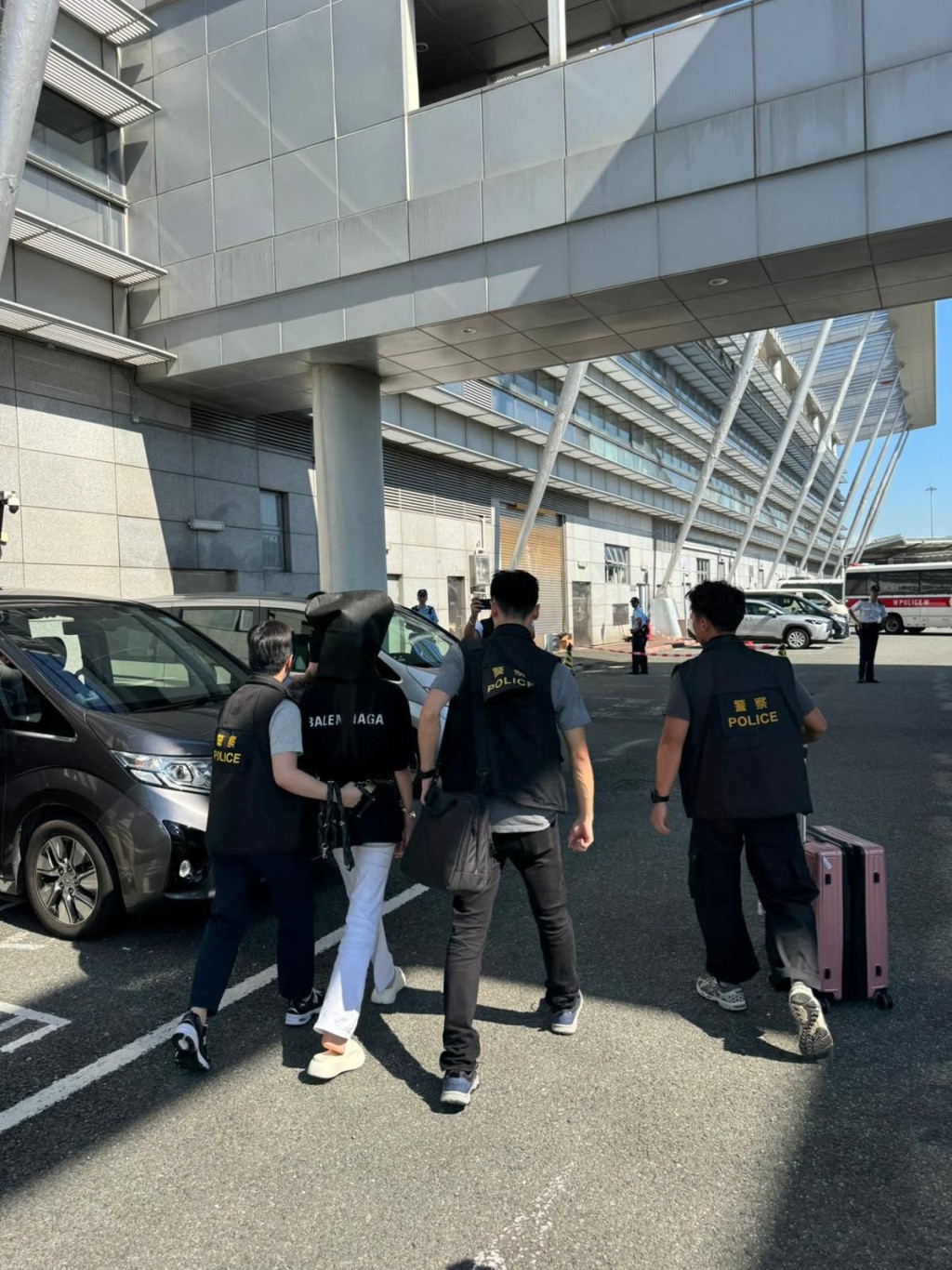 4名被捕人於深圳落網,並於今日(6月22日)下午被移交香港警方。警方提供 4名被捕人於深圳落網,並於今日(6月22日)下午被移交香港警方。警方提供