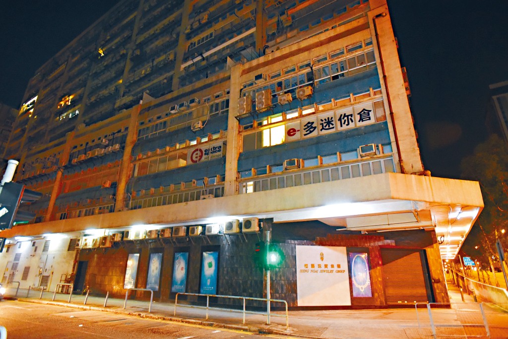 警方在被告文曦租用的红磡迷你仓内，搜出炸药原材料、低爆炸性炸药及刀斧等。