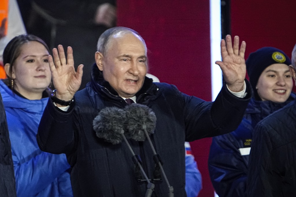 普京以得票率超过87%强势连任后，在莫斯科红场出席露天音乐会，并发表演说。美联社