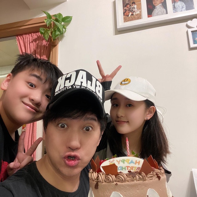 與子女已適應當地生活。