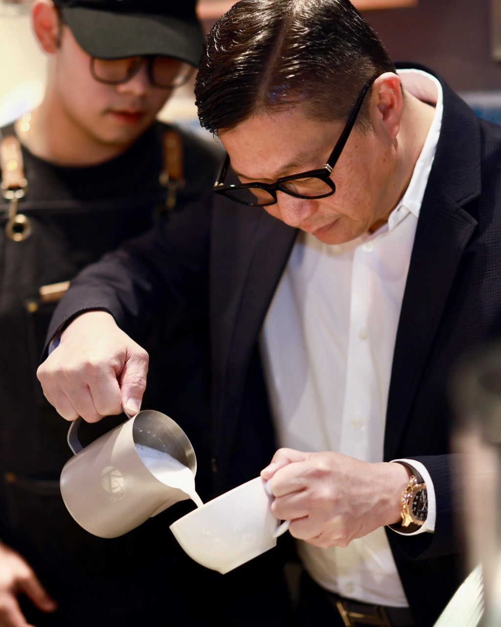 鄧炳強(右)前往大坑一間支持聘請殘疾人士及邊緣青年社企咖啡店,學習沖咖啡拉花。鄧炳強FB圖片 鄧炳強(右)前往大坑一間支持聘請殘疾人士及邊緣青年社企咖啡店,學習沖咖啡拉花。鄧炳強FB圖片