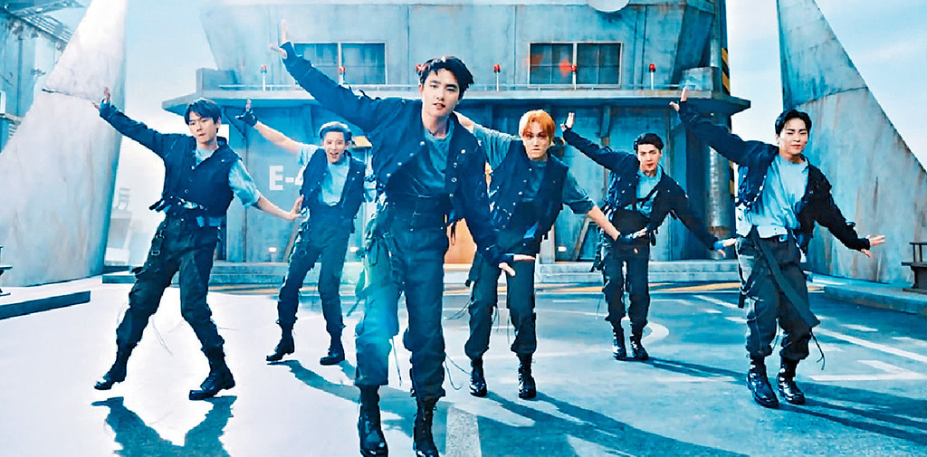 ■EXO去年的《Don't Fight the Feeling》MV中,Lay亦未有和隊友同框亮相。 ■EXO去年的《Don't Fight the Feeling》MV中,Lay亦未有和隊友同框亮相。