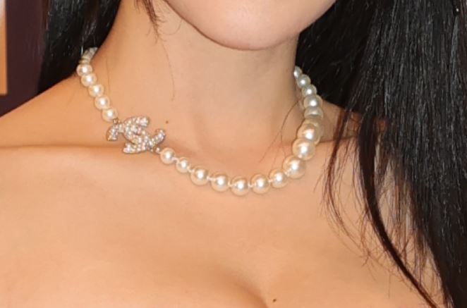 林夏薇粉红裙配上近万元的Chanel珠链，多了一份可爱感。