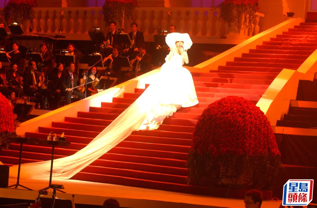 同年11月，梅艷芳抱病在紅館舉行8場「​​梅艷芳經典金曲演唱會」，當時梅艷芳着上好友劉培基設計的婚紗，完成「嫁給舞台」的心願。