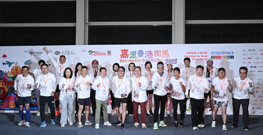 前排左五起：海濱事務委員會主席何文堯、「全城街馬」基金會董事局主席羅君本、卓永興、嘉里控股有限公司董事長郭孔華、「全城街馬」聯合創辦人及行政總裁梁百行與一眾嘉賓合照。政府新聞處圖片