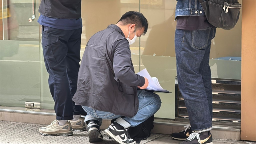 警方在找換店調查。