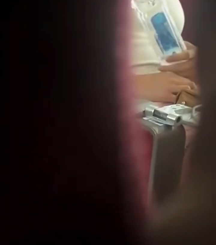 女子在列車上不斷吹噓自己的背景。