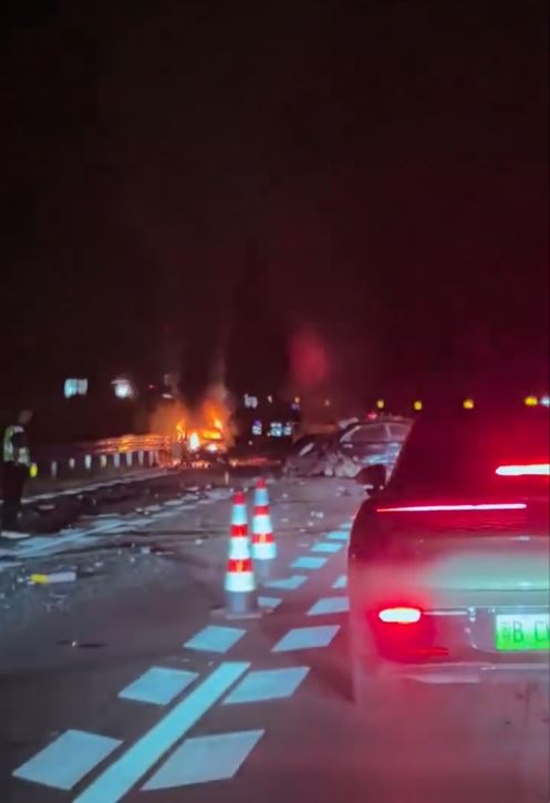 廣西有高速公路日前發生5車串燒車禍，導致2死3傷。微博