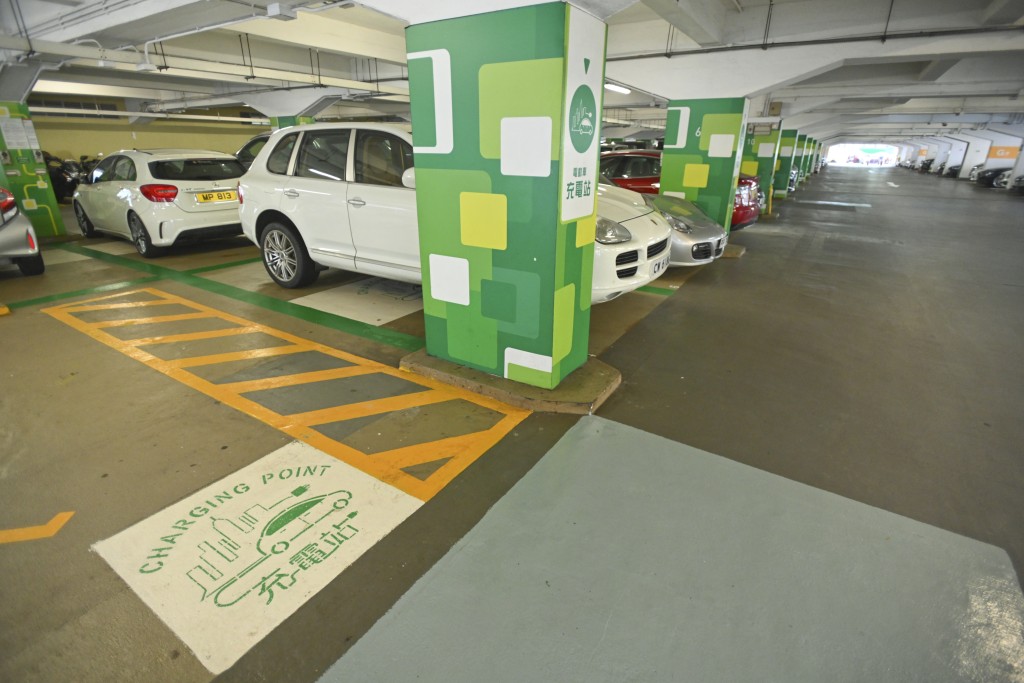 截至今年3月底，已有54个政府停车场实施充电收费，涉及逾1000个充电器。资料图片