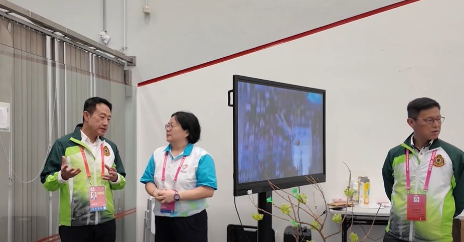 海關關長陳子達（圖左）親臨探班。