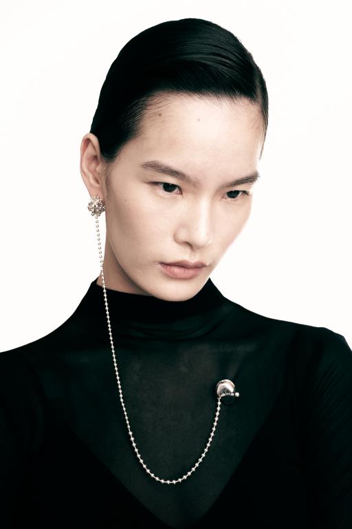 可拆去吊墜的多功能耳環配搭多功能胸針，玩法千變萬化。