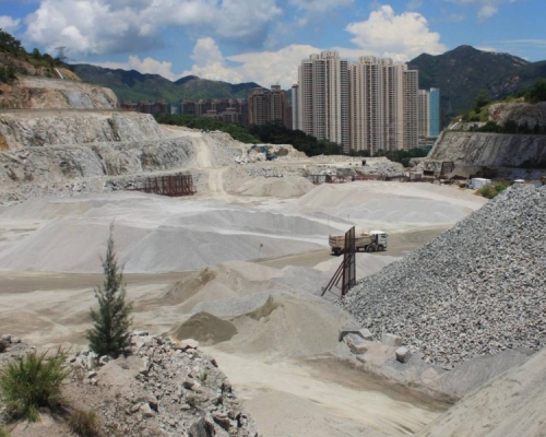 仍在運作的屯門藍地石礦場。發展局圖片